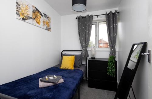 Stanley House | 6 Guests - Free Parking - 10min Leeds City Centre