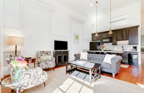 Galveston House | 6 Individual Lofts ~ Shared Common Area · Sleeps 23! Hendley Market Lofts
