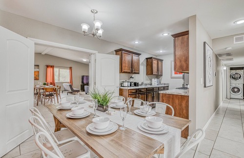 Biggs Field House | 🌞6 KING beds, 14 GUESTS, 5 BEDROOMS, 2 BATHROOMS, REFRIGERATION, NEAR AIRPORT