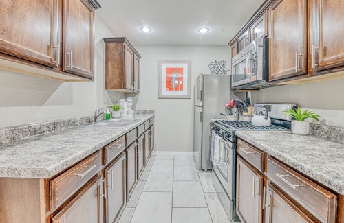 Biggs Field House | 🌞6 KING beds, 14 GUESTS, 5 BEDROOMS, 2 BATHROOMS, REFRIGERATION, NEAR AIRPORT