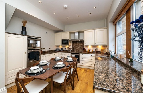 Caton House | 6* Lux 3 bed Cottage Private Island near Lake District & Lancaster