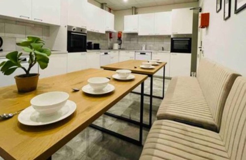 Raamsdonksveer Apartment | 6 Luxe rooms, 12 beds combined, parking, kitchen, Bed en Koffie