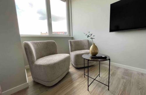 Raamsdonksveer Apartment | 6 Luxe rooms, 12 beds combined, parking, kitchen, Bed en Koffie