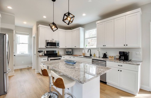Rossville Cottage | 6 Mi to Chattanooga: Home w/Balcony & Dtwn Views!