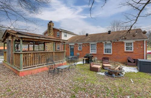 Donelson Hills House | 6 Mi to Downtown 70s-Themed Home in Nashville!