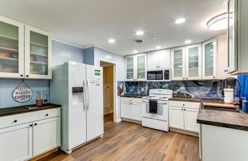 Northeast Pensacola House | 6 Mi to Dtwn Pensacola Family-Friendly Gem!