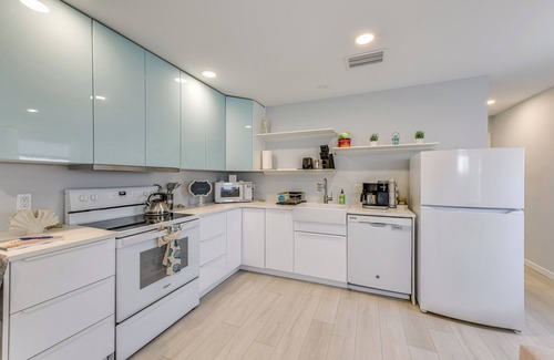 Sarasota Springs Apartment | 6 Mi to Dtwn: Sarasota Apt w/Patio & Fire Pit