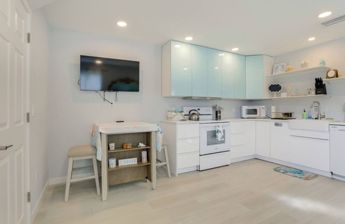 Sarasota Springs Apartment | 6 Mi to Dtwn: Sarasota Apt w/Patio & Fire Pit