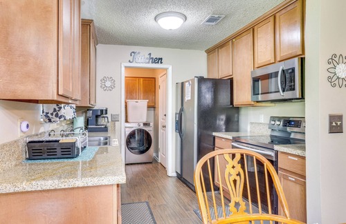 Lufkin Cottage | 6 Mi to Ellen Trout Zoo: Family Home w/Yard!