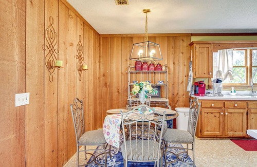 Hollywood Apartment | 6 Mi to Scottsboro: Pet-Friendly Cabin Apt