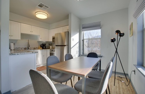 Lake Shore - Lake Vista Apartment | 6 Mi to Smoothie King Center: Apt in New Orleans