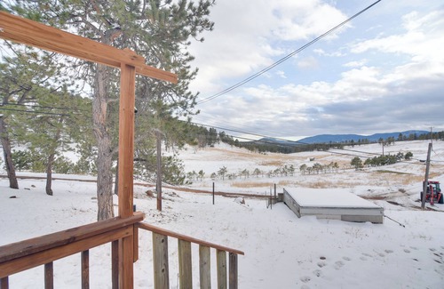 Conifer Cottage | 6 Mi to Staunton State Park: Conifer Home w/Deck