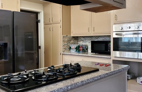Orange House | 6 Miles to Disneyland/5 Bedrooms and 3 Bathrooms/Beautiful backyard with pond