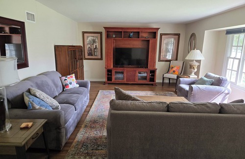 Orange House | 6 Miles to Disneyland/5 Bedrooms and 3 Bathrooms/Beautiful backyard with pond