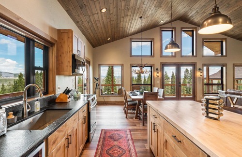 West Yellowstone House | 6 miles to Yellowstone:2 Homes on gated 11acre Montana Ranch
