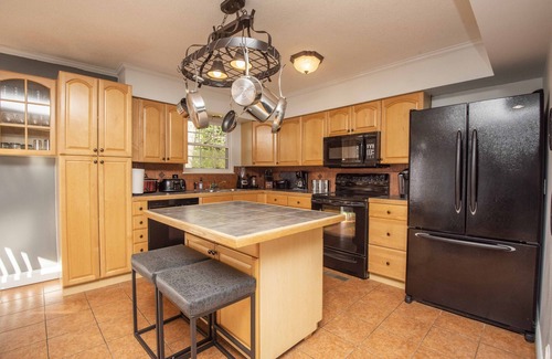 Kodak House | 6 Min Off exit 407 Hot Tub Firepit Spacious Game Room Fenced Large Yard