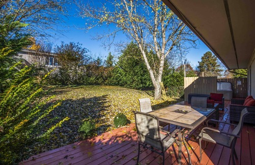 Kodak House | 6 Min Off exit 407 Hot Tub Firepit Spacious Game Room Fenced Large Yard