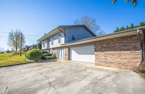 Kodak House | 6 Min Off exit 407 Hot Tub Firepit Spacious Game Room Fenced Large Yard