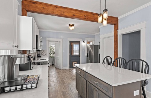 Williamstown House | 6 Min to Ark! Accommodates 17!