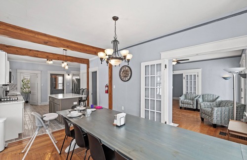Williamstown House | 6 Min to Ark! Accommodates 17!