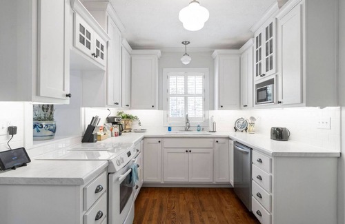 Athens House | 6 min to DT/UGA—Backyard + Pool—WIFI—BBQ—Indoor Fireplace