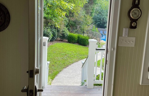 Athens House | 6 min to DT/UGA—Backyard + Pool—WIFI—BBQ—Indoor Fireplace