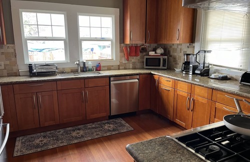 East Palo Alto House | 6 Minutes from SF Bay, Near Meta, Stanford and Google ~ 3-Bedroom Vacation Home