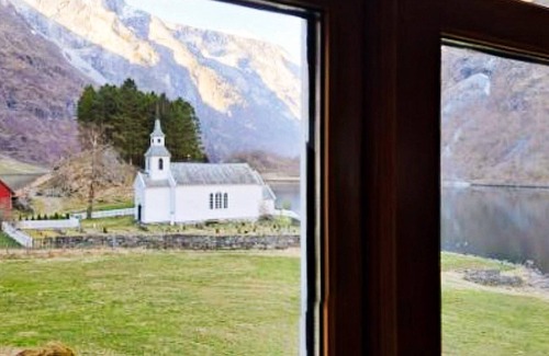 Sjernaoy House | 6 person holiday home in Gudvangen