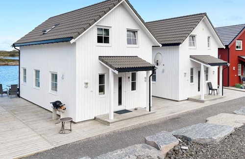 Averoy Municipality House | 6 person holiday home in Bud