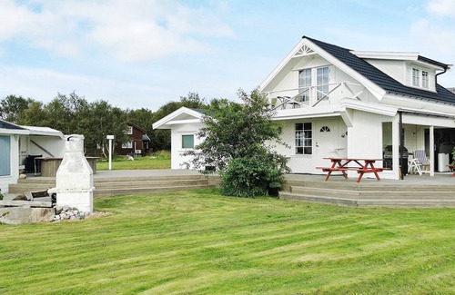 Meloy House | 6 person holiday home in Meløy