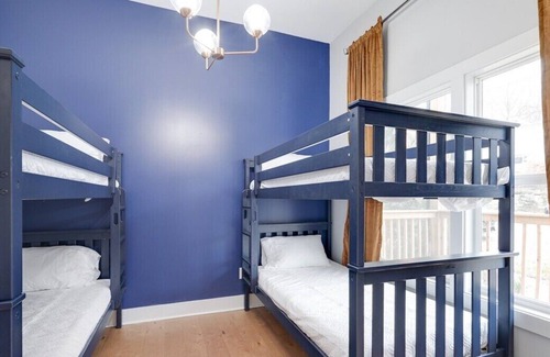 Phoenix Hill House | 6 Queen and 4 Twin beds