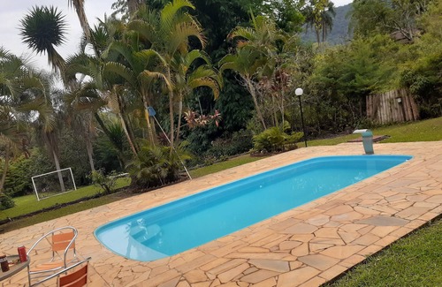 Extrema House | 6 rooms accommodate 18 people.