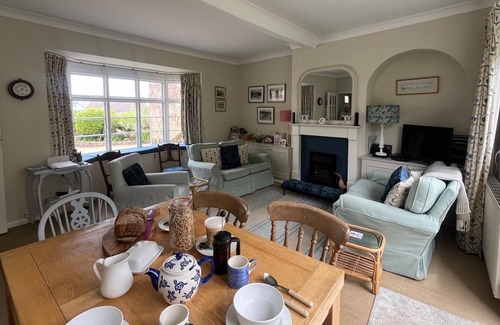 Seaview Apartment | 6 Seaview House, gorgeous flat with private garden, close to the beach