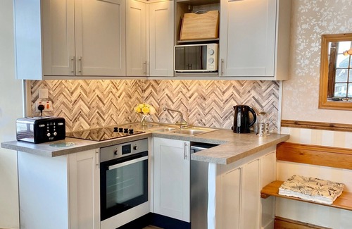Portreath Apartment | 6~Short walk~Beach~Pubs~Shops: Chlorine safe Pool and Hot tub, Games room, WiFi