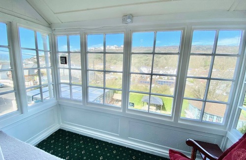 Portreath Apartment | 6~Short walk~Beach~Pubs~Shops: Chlorine safe Pool and Hot tub, Games room, WiFi