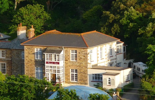 Portreath Apartment | 6~Short walk~Beach~Pubs~Shops: Chlorine safe Pool and Hot tub, Games room, WiFi