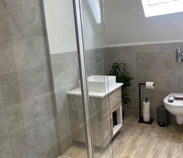 Paisley Apartment | 6 Smithhills - Sleeps 3 Central Excellent Transport Links Glasgow & Airport
