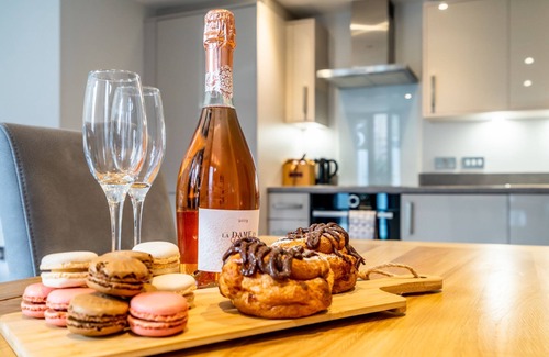 York Cottage | 6 St Johns Mews - a couples retreat that sleeps 2 guests in 1 bedroom