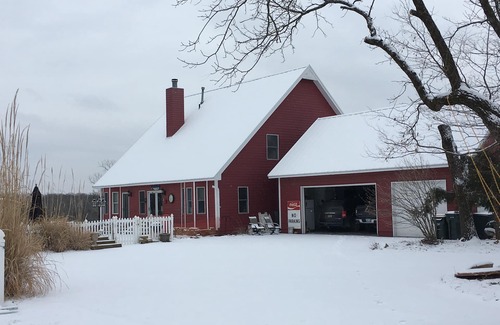 Edwardsville House | 6-Star Country Living: Legends, Speedway, American Royal, Cabelas, 15 Dwntwn KC