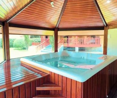 Campos do Jordao House | 6 suites Campos do Jordão com jacuzzi