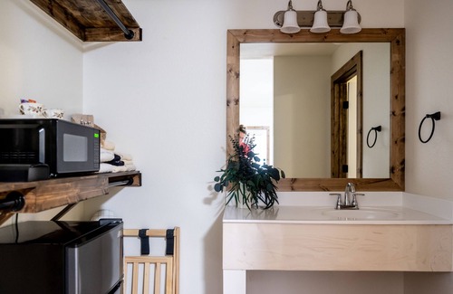 Brenham Apartment | 6 Suites on 73 Acres - 10min to Round Top - halfway between Austin & Houston