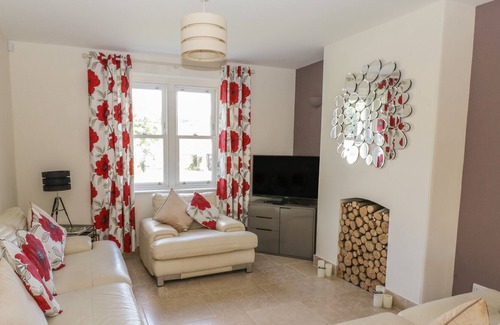 Ozleworth Cottage | 6 THE CHIPPING, pet friendly, with a garden in Wotton-Under-Edge