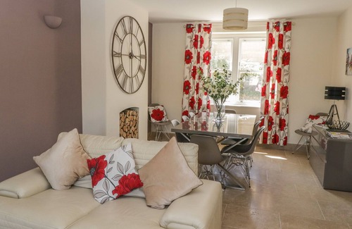 Ozleworth Cottage | 6 THE CHIPPING, pet friendly, with a garden in Wotton-Under-Edge