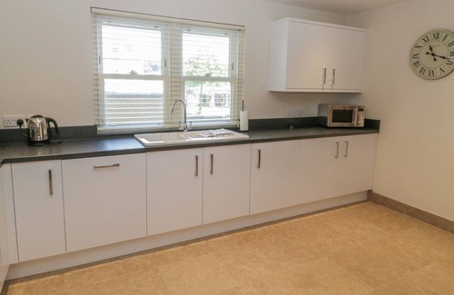 Ozleworth Cottage | 6 THE CHIPPING, pet friendly, with a garden in Wotton-Under-Edge