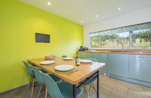 Roch House | 6 Wood Village, Holiday Home Newgale, Sleeps 6, 3 bedrooms, bathrooms