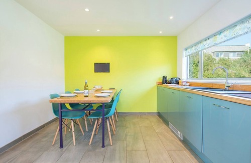 Roch House | 6 Wood Village, Holiday Home Newgale, Sleeps 6, 3 bedrooms, bathrooms