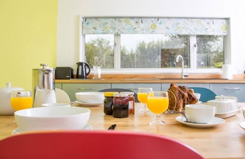 Roch House | 6 Wood Village, Holiday Home Newgale, Sleeps 6, 3 bedrooms, bathrooms