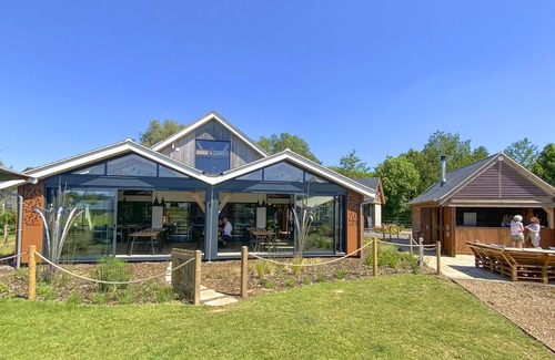Malmesbury House | 60 Howells Mere, Lower Mill Estate, 10 Adults +3 Kids, Spa, Pool, Dogs Allowed