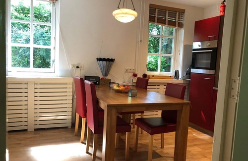 Oss Villa | 60 m2 luxury apartment with double jacuzzi and private Finnish sauna, in villa
