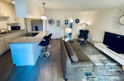 Riverside Rancho Apartment | 60's Modern, Mountain Views, Pool, Near Studios and All L.A. Attractions! Apt 15